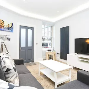 Ultra Modern, Stylish Next To Princes St Apartment